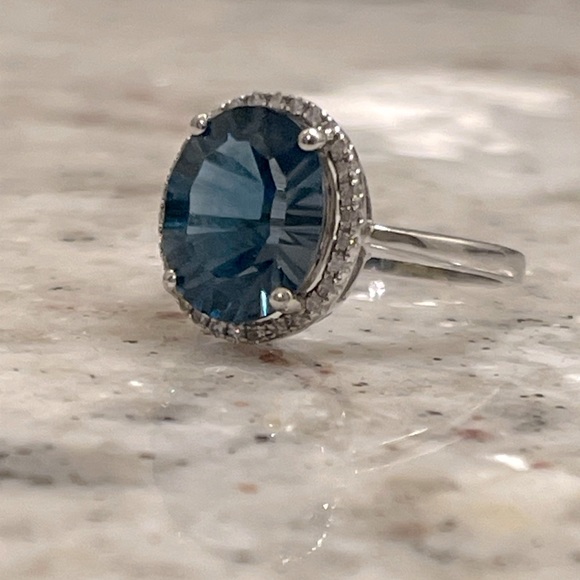3.5 carat London Blue Topaz w/diamond halo 14 kt white gold ring- size 6 - Picture 7 of 9